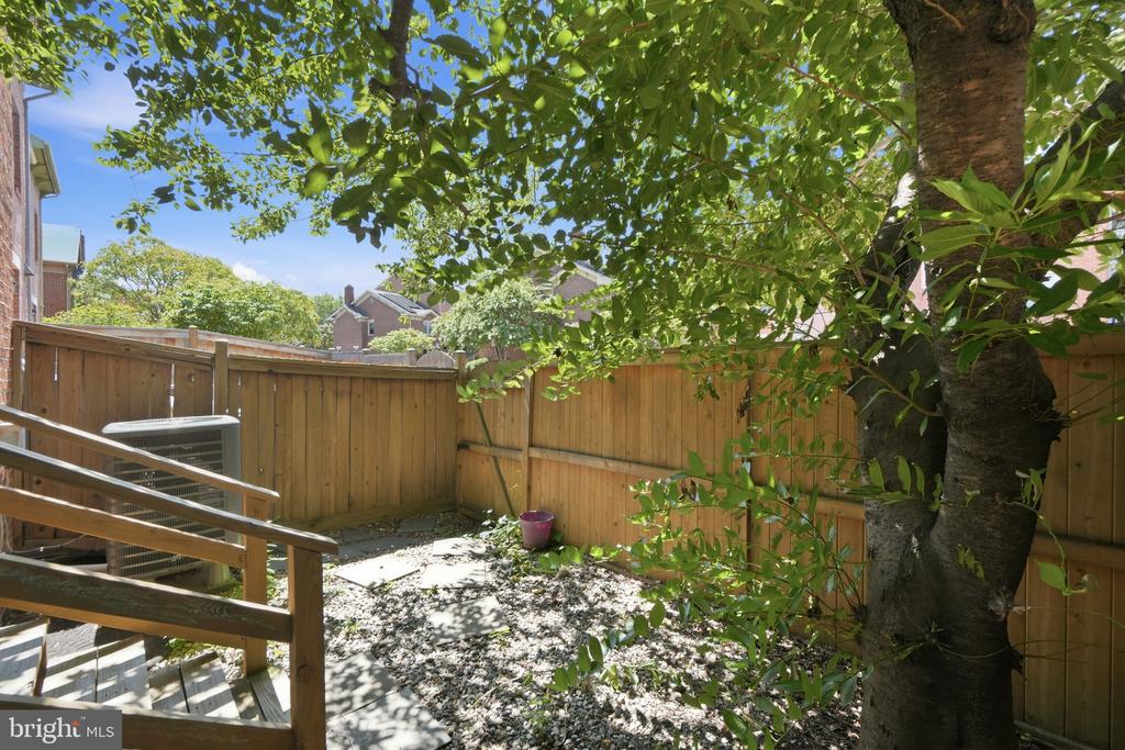 541 COLECROFT COURT