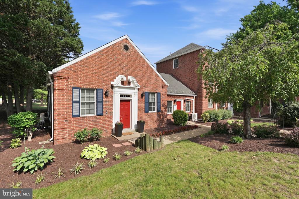1708 W ABINGDON DRIVE Unit: 202