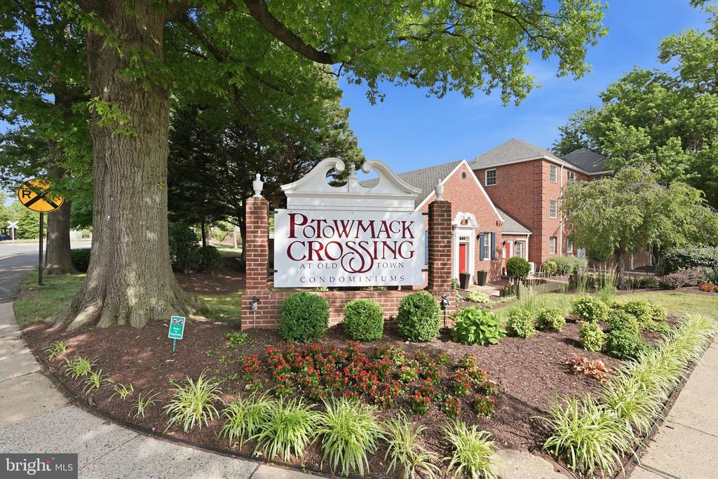 1708 W ABINGDON DRIVE Unit: 202