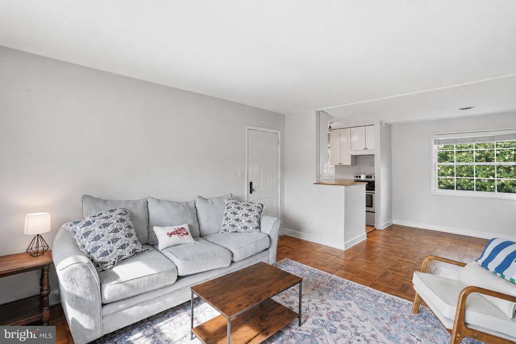 1708 W ABINGDON DRIVE Unit: 202