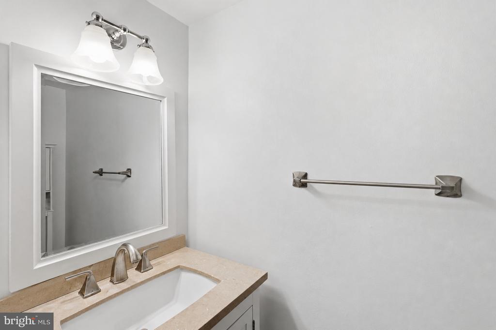 1708 W ABINGDON DRIVE Unit: 202