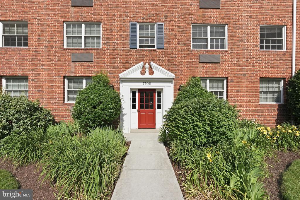 1708 W ABINGDON DRIVE Unit: 202