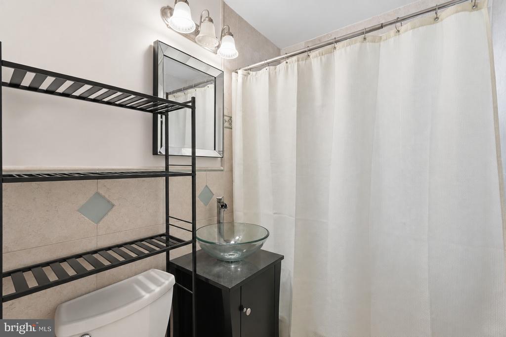 1708 W ABINGDON DRIVE Unit: 202