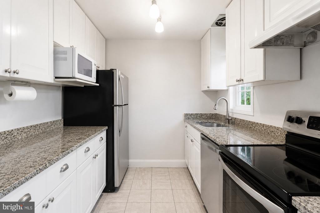 1708 W ABINGDON DRIVE Unit: 202