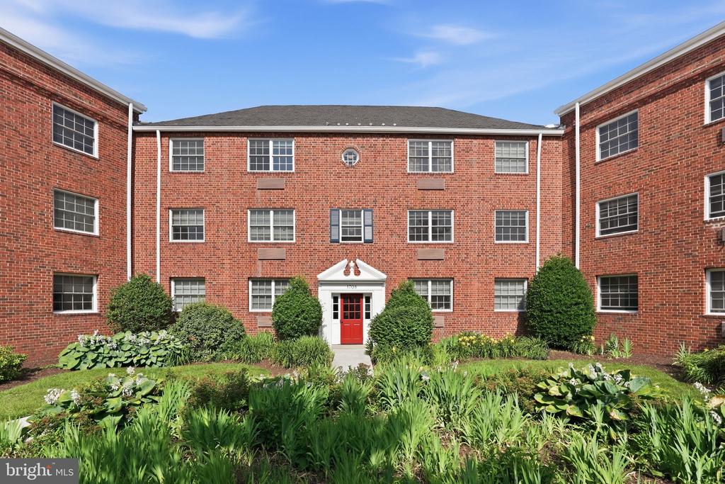 1708 W ABINGDON DRIVE Unit: 202