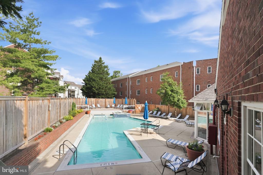 1708 W ABINGDON DRIVE Unit: 202