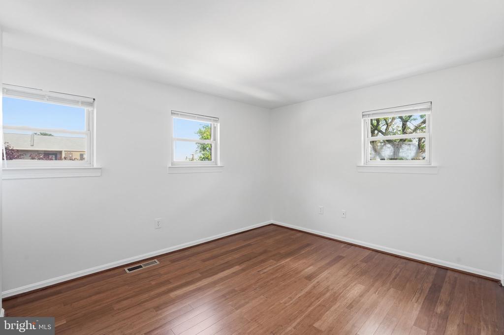 5902 MAYFLOWER COURT