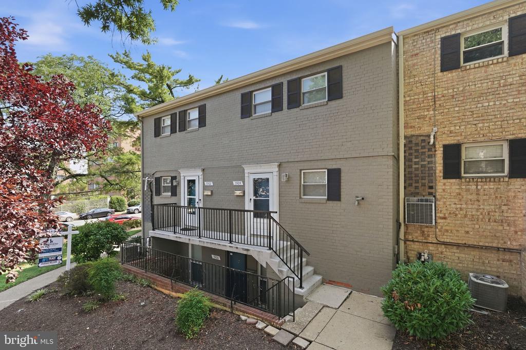 5902 MAYFLOWER COURT