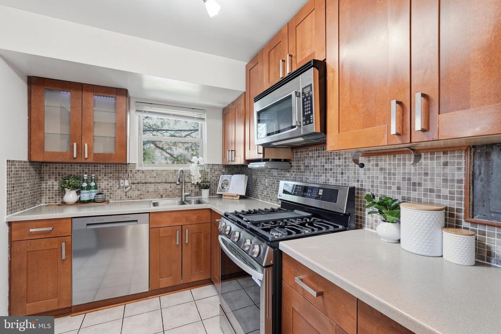 5902 MAYFLOWER COURT