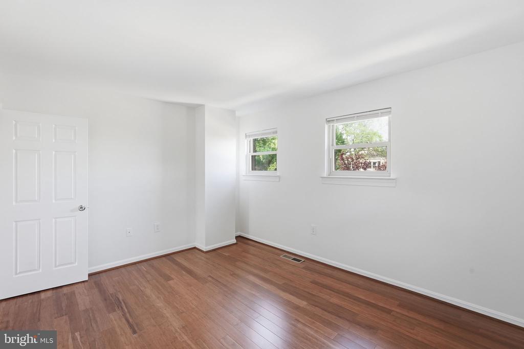 5902 MAYFLOWER COURT