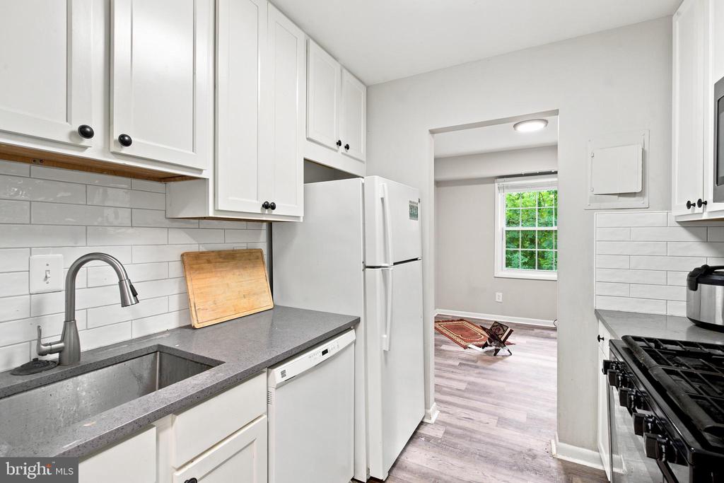 3814 LYNDHURST DRIVE Unit: 203