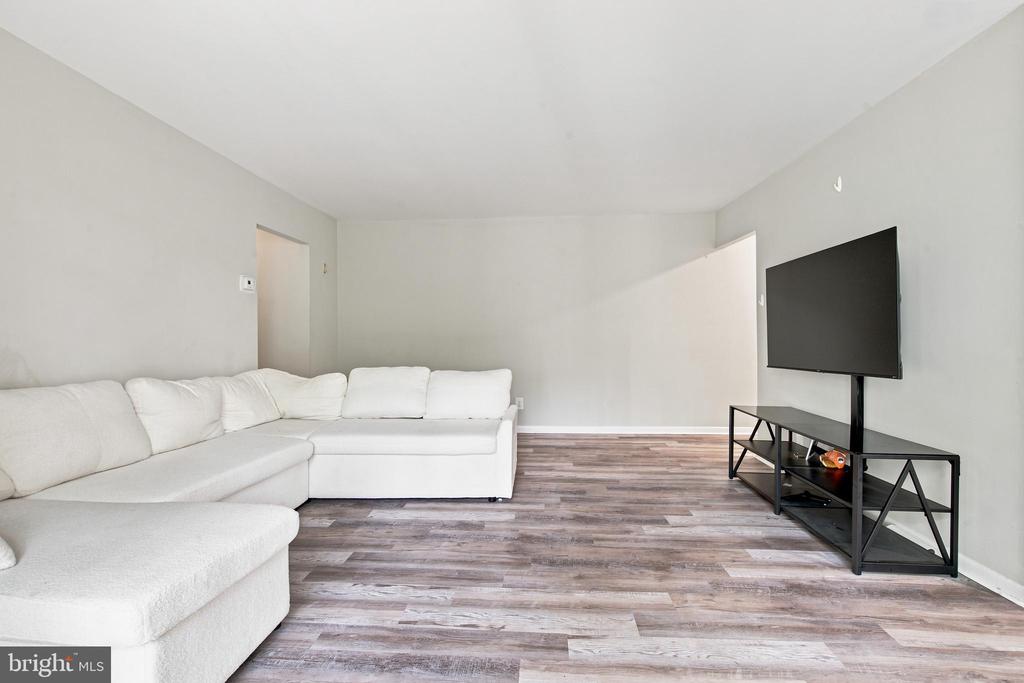 3814 LYNDHURST DRIVE Unit: 203