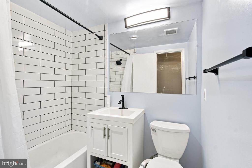 3814 LYNDHURST DRIVE Unit: 203