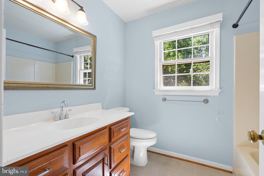 7209 WOODS EDGE COURT