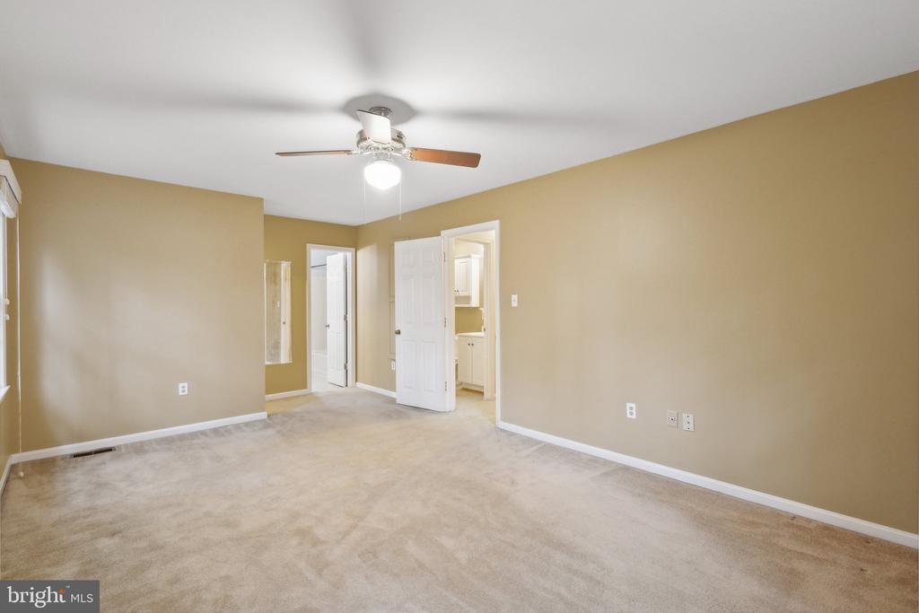 7209 WOODS EDGE COURT