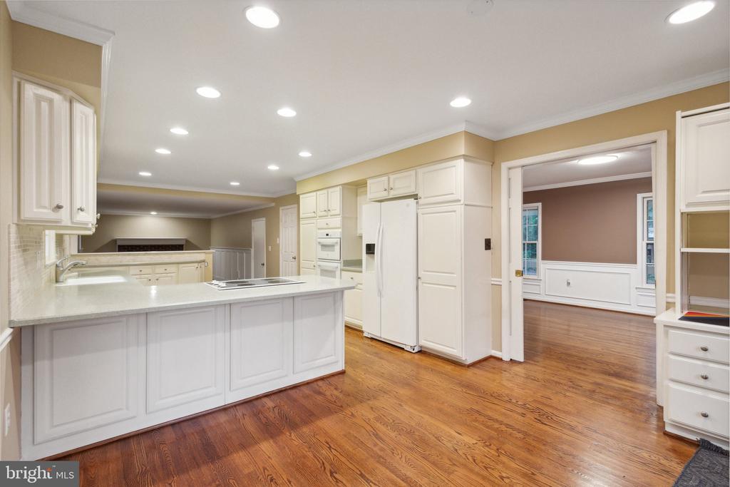 7209 WOODS EDGE COURT