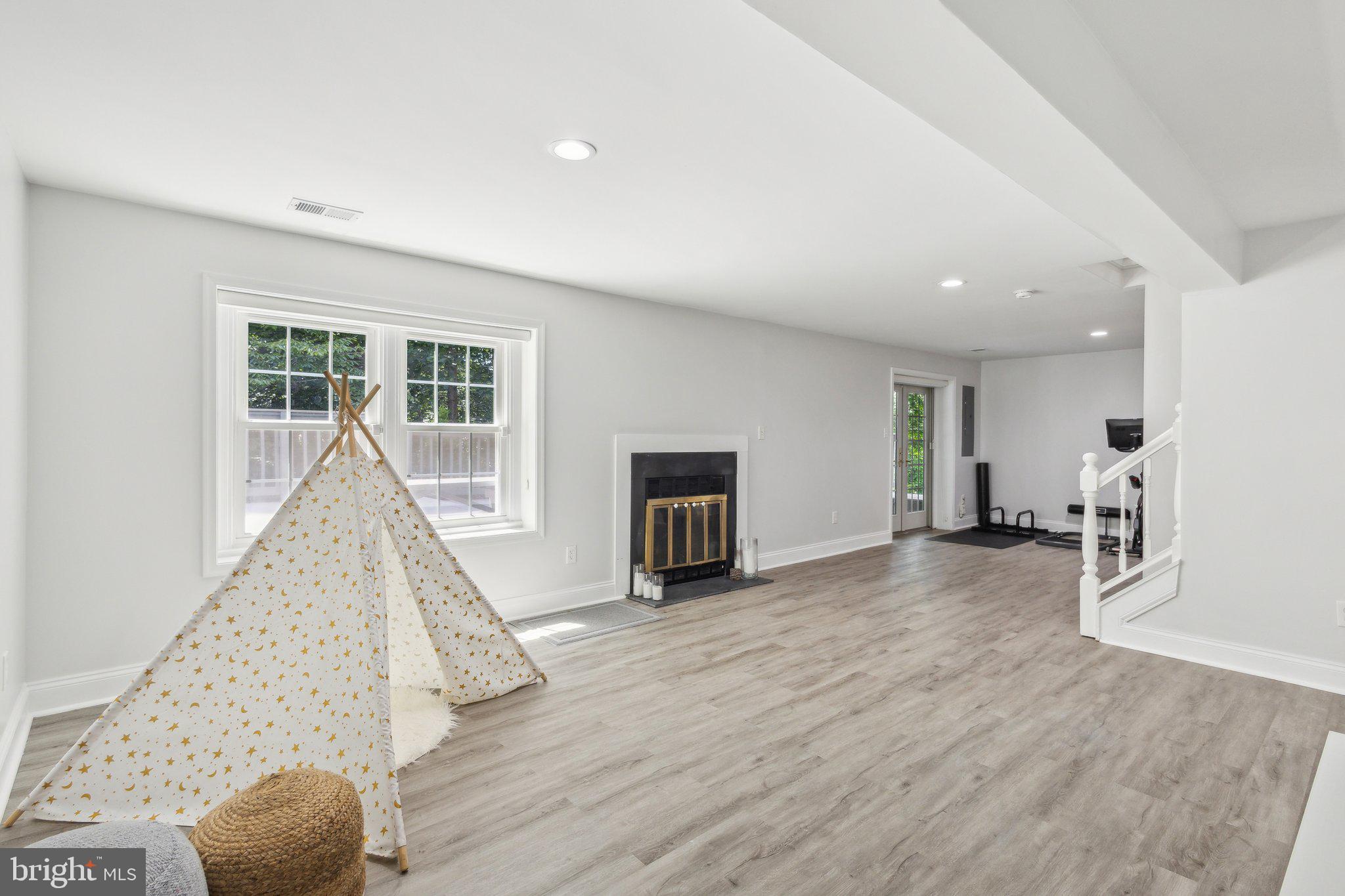 7704 GROVELAND HEIGHTS COURT