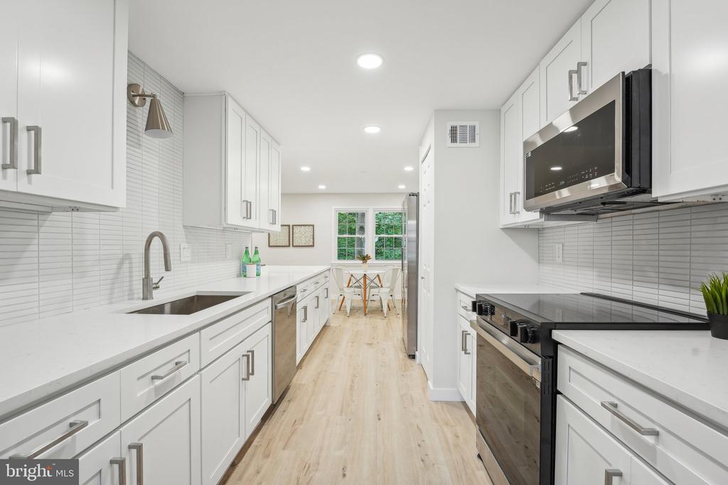 4564 KING EDWARD COURT