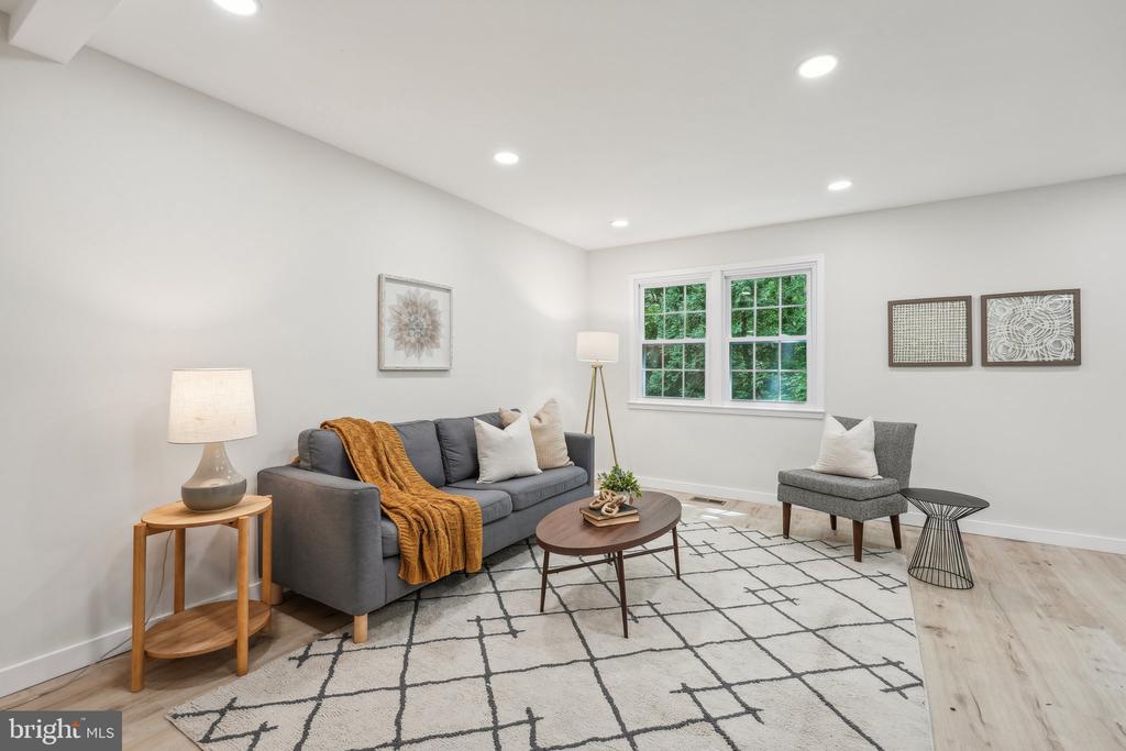 4564 KING EDWARD COURT