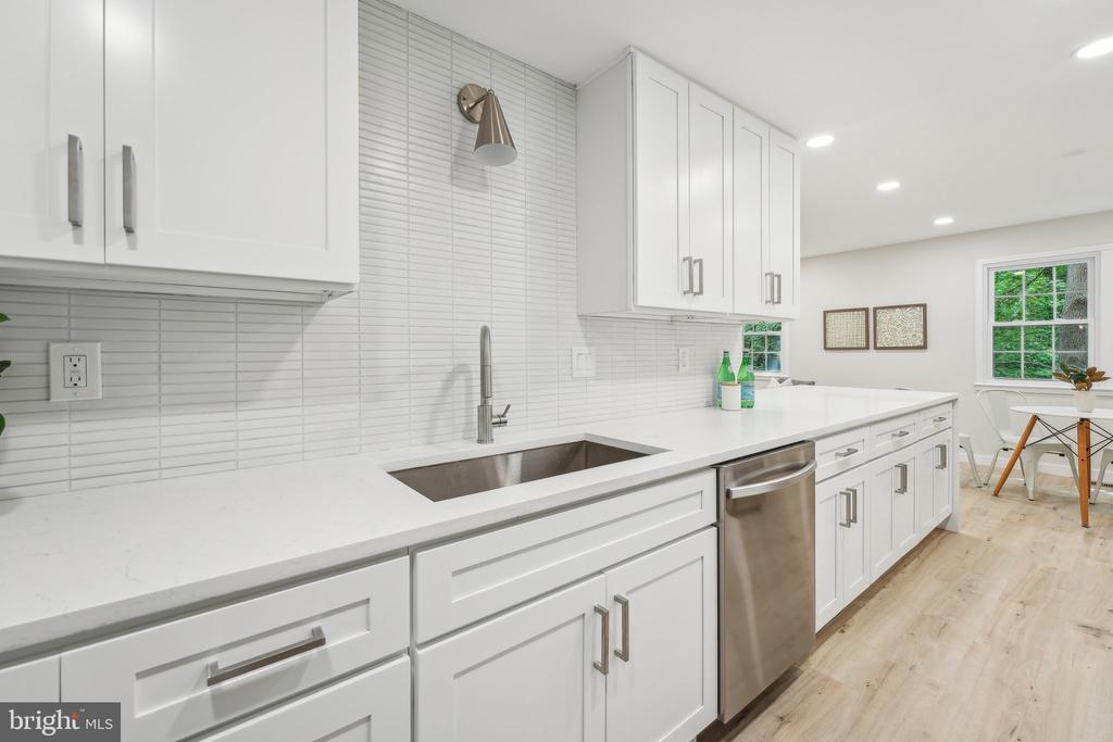 4564 KING EDWARD COURT