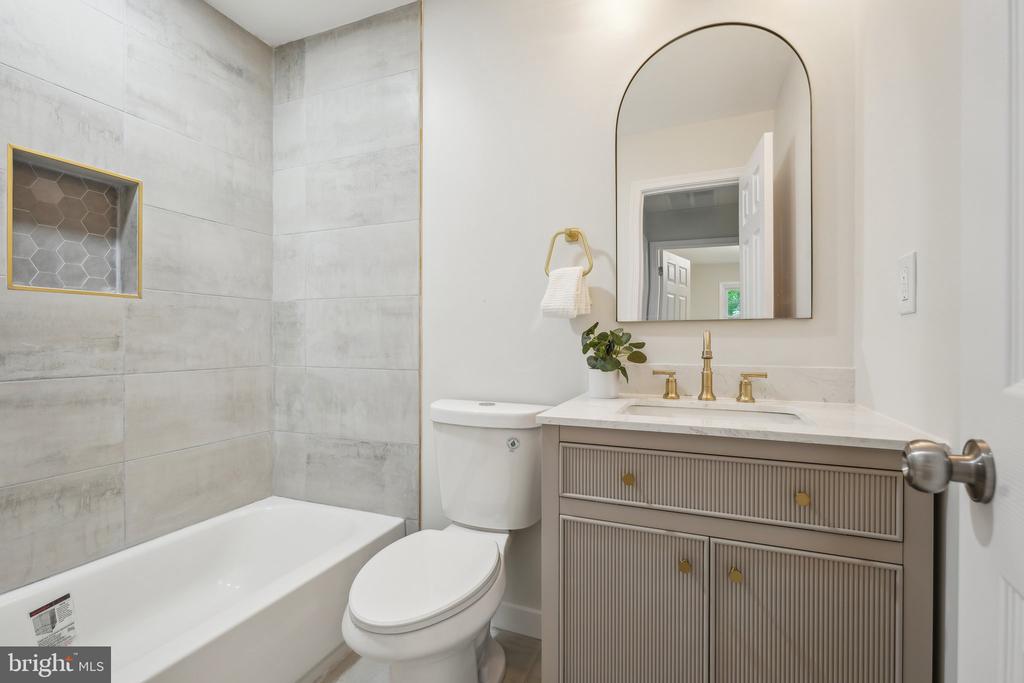 4564 KING EDWARD COURT