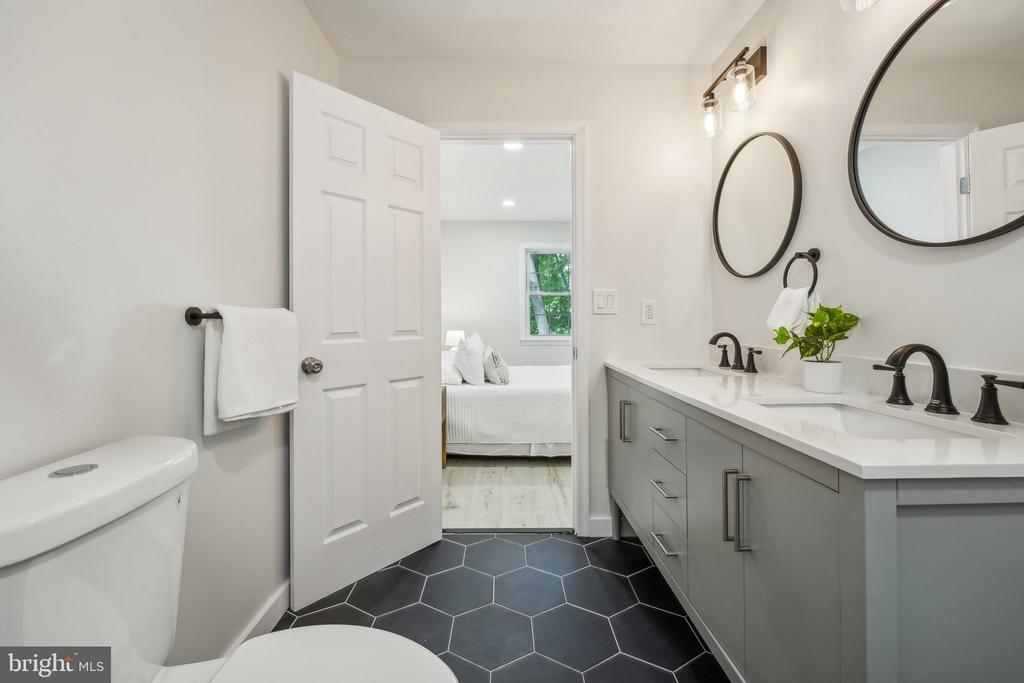 4564 KING EDWARD COURT