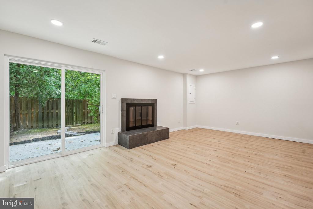 4564 KING EDWARD COURT