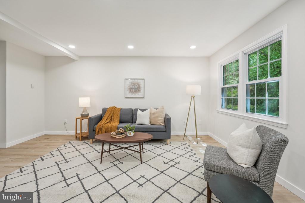 4564 KING EDWARD COURT