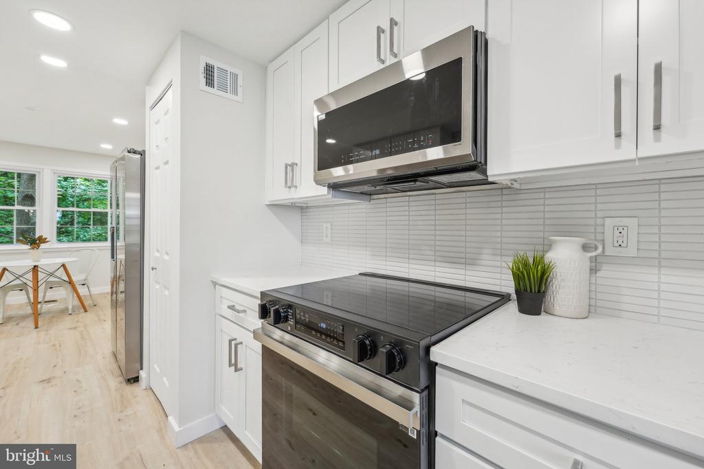 4564 KING EDWARD COURT