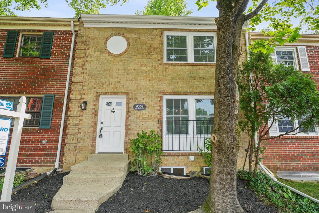 4564 KING EDWARD COURT