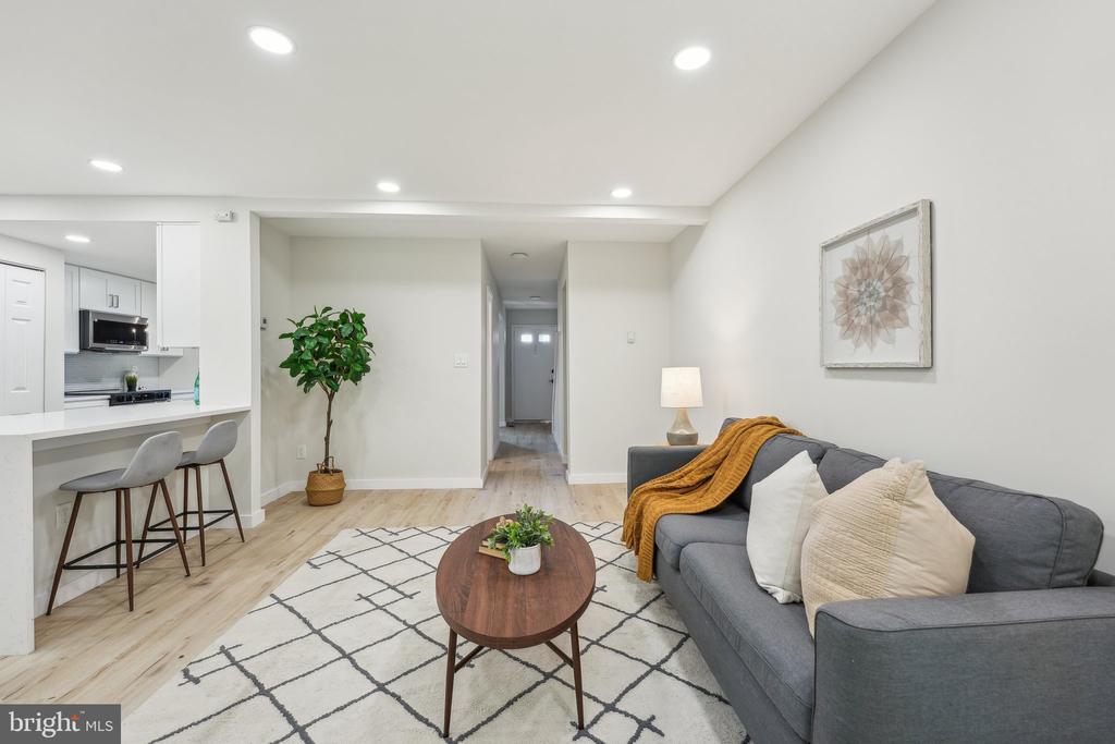 4564 KING EDWARD COURT