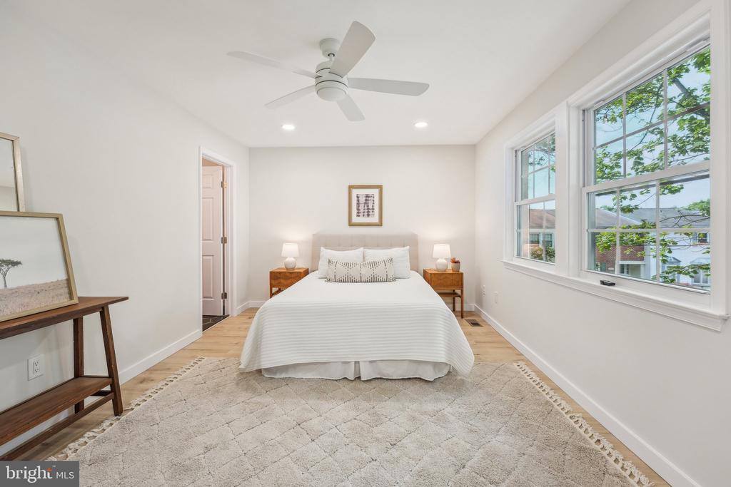 4564 KING EDWARD COURT