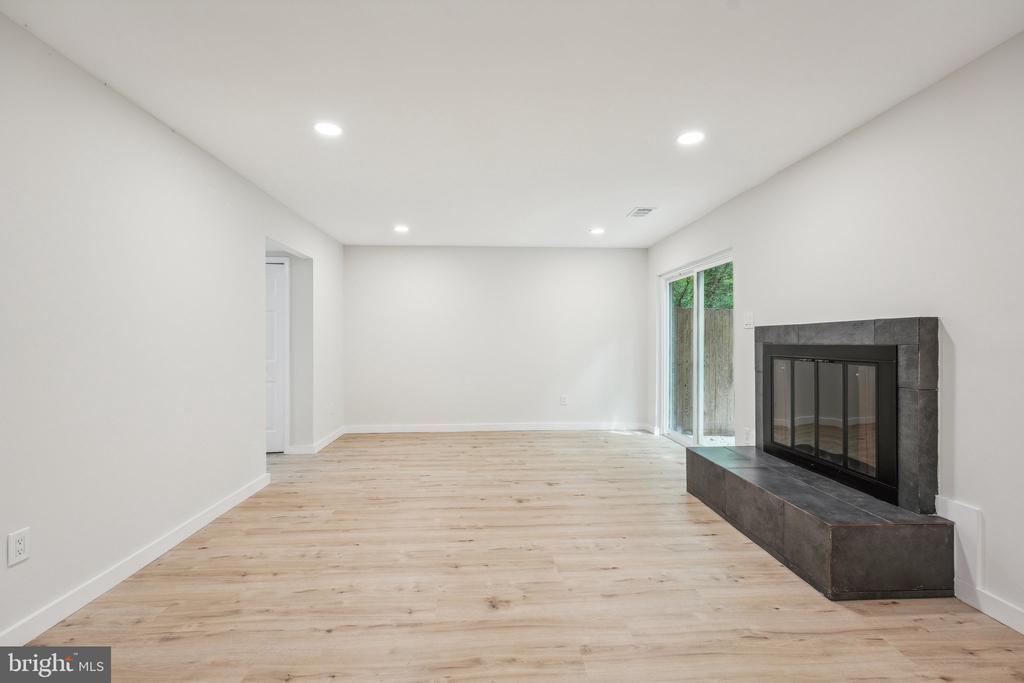 4564 KING EDWARD COURT