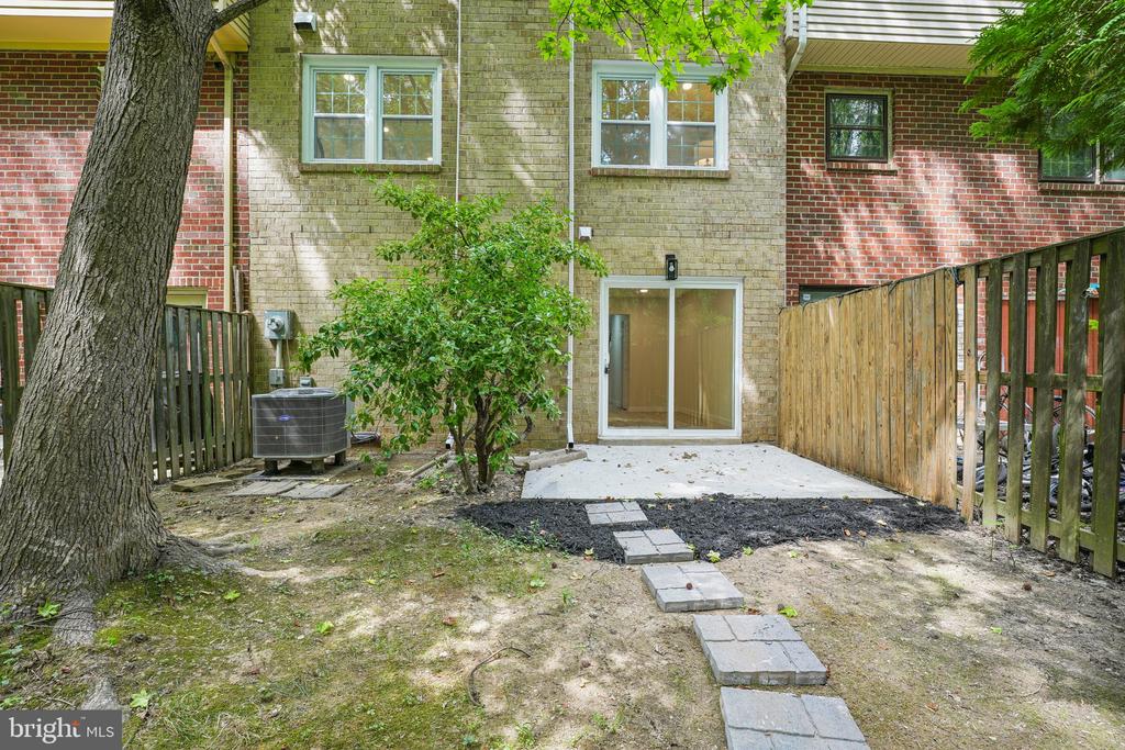 4564 KING EDWARD COURT