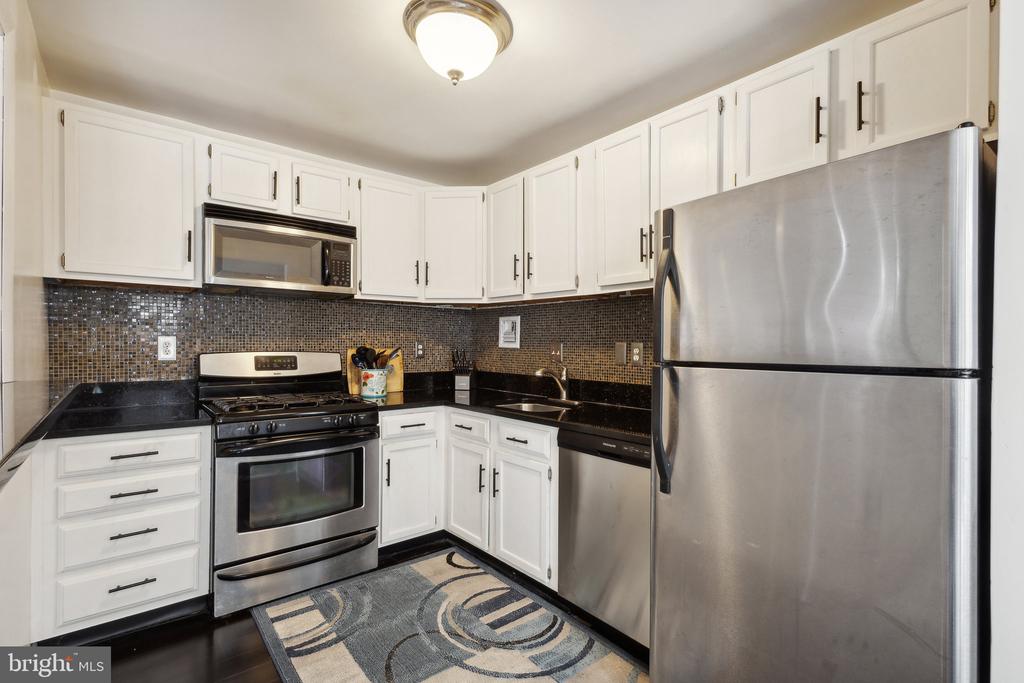 6135 LEESBURG PIKE 305