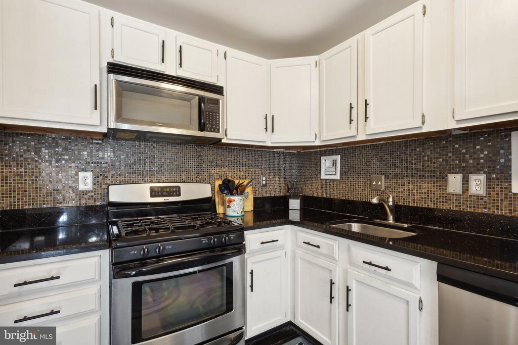 6135 LEESBURG PIKE 305