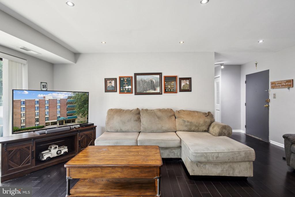 6135 LEESBURG PIKE 305