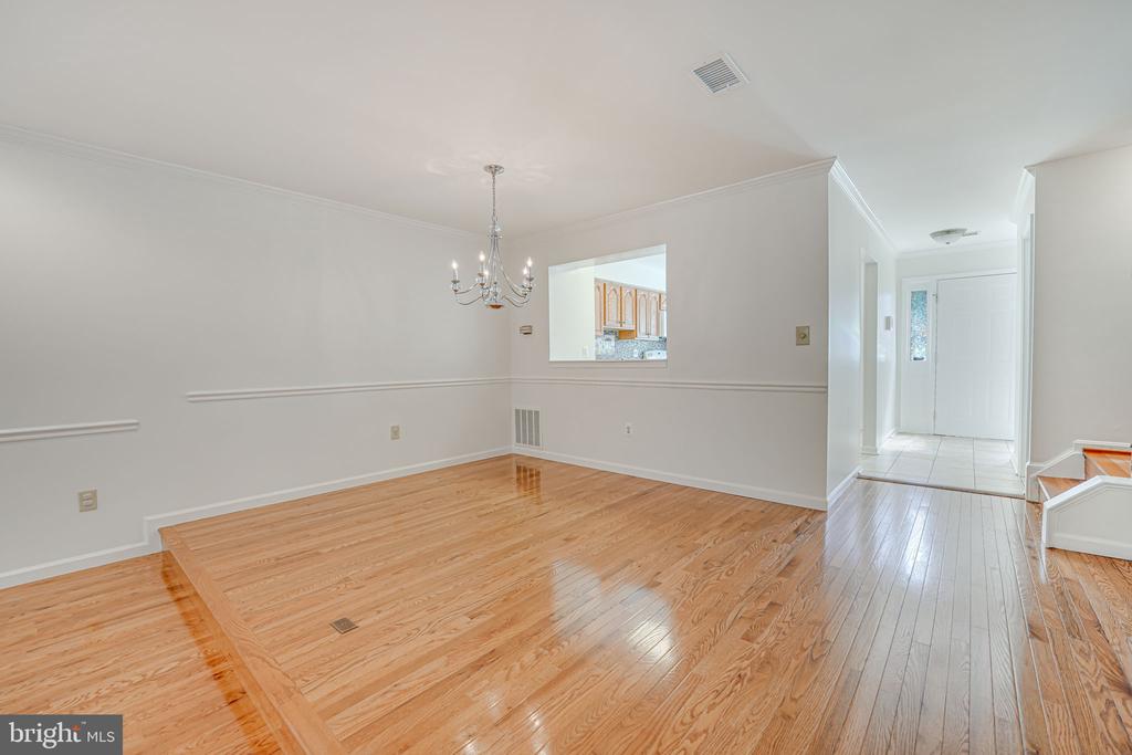 5927 HEATHERWOOD COURT