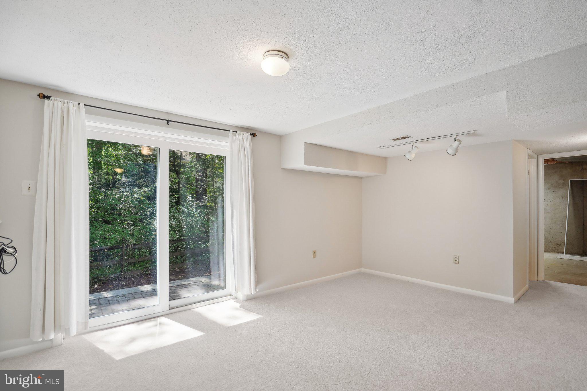 9807 NEW ENGLAND WOODS COURT