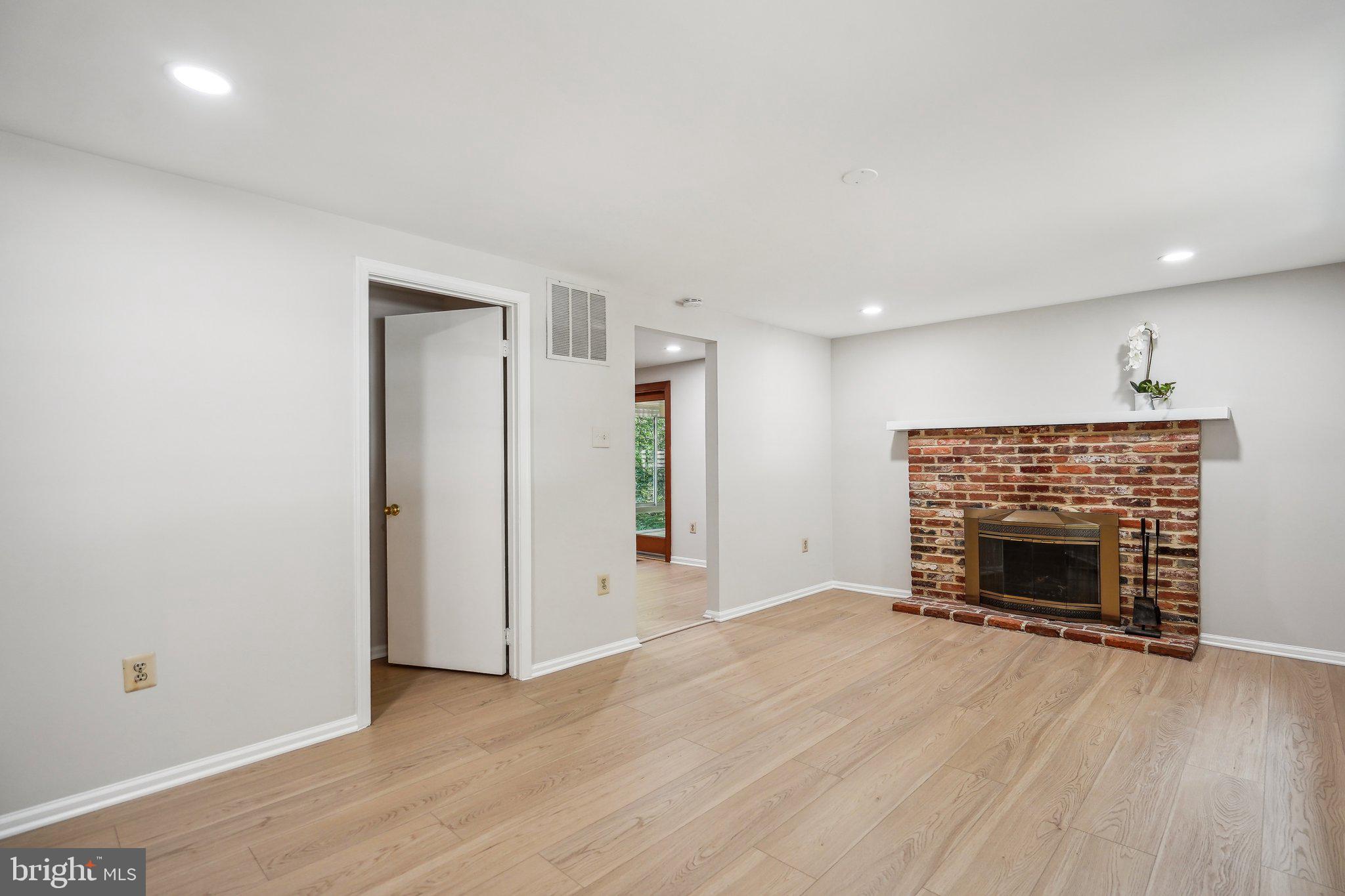 9807 NEW ENGLAND WOODS COURT