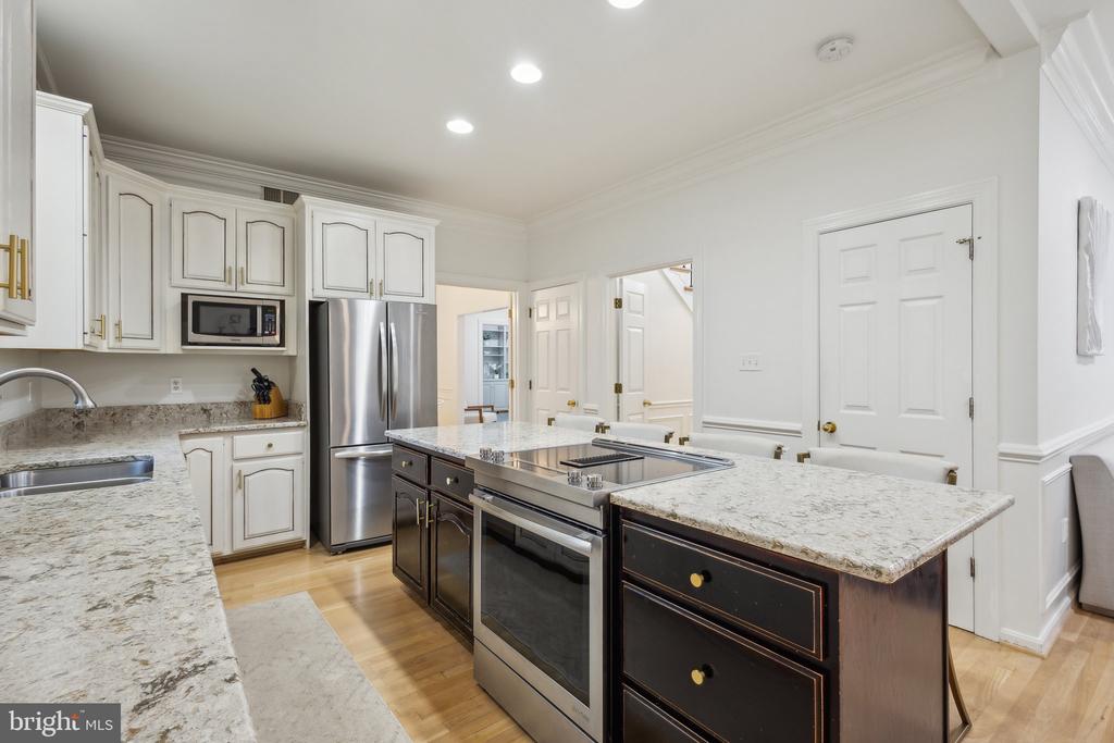 9787 VIEWCREST DRIVE