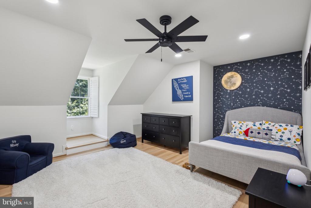 9787 VIEWCREST DRIVE