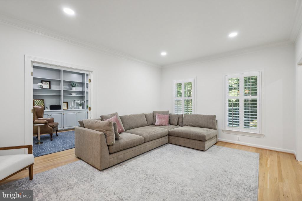 9787 VIEWCREST DRIVE