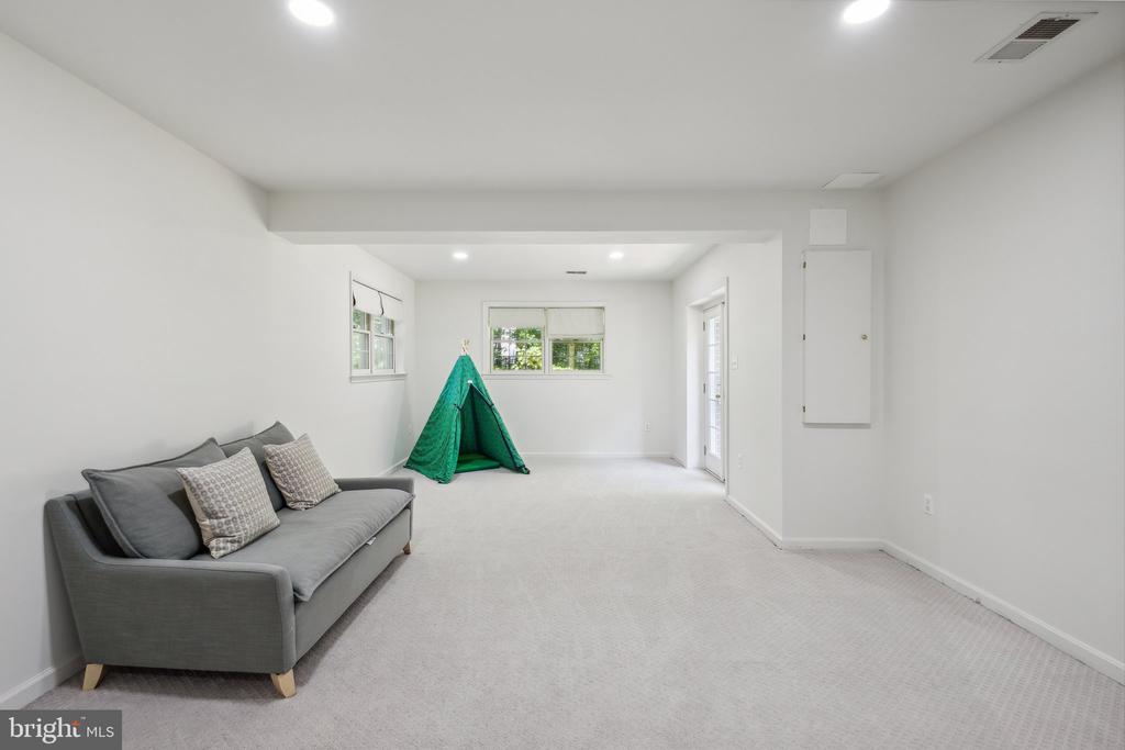 9787 VIEWCREST DRIVE