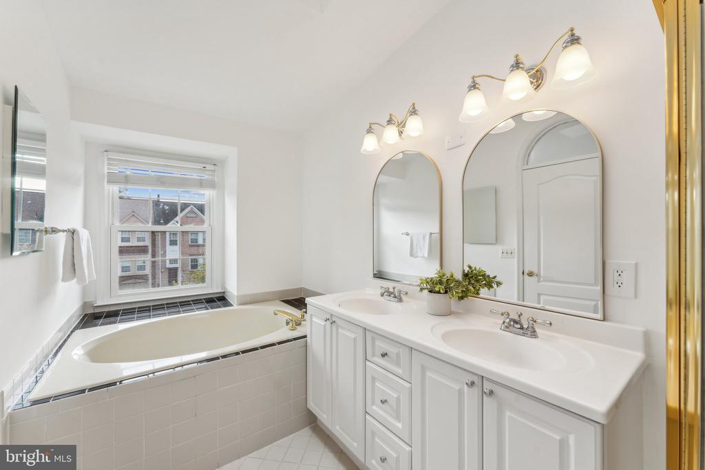 8038 MERRY OAKS COURT