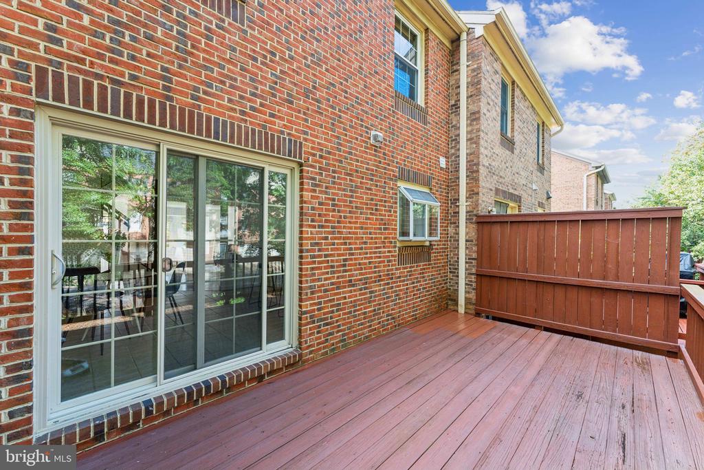 8038 MERRY OAKS COURT