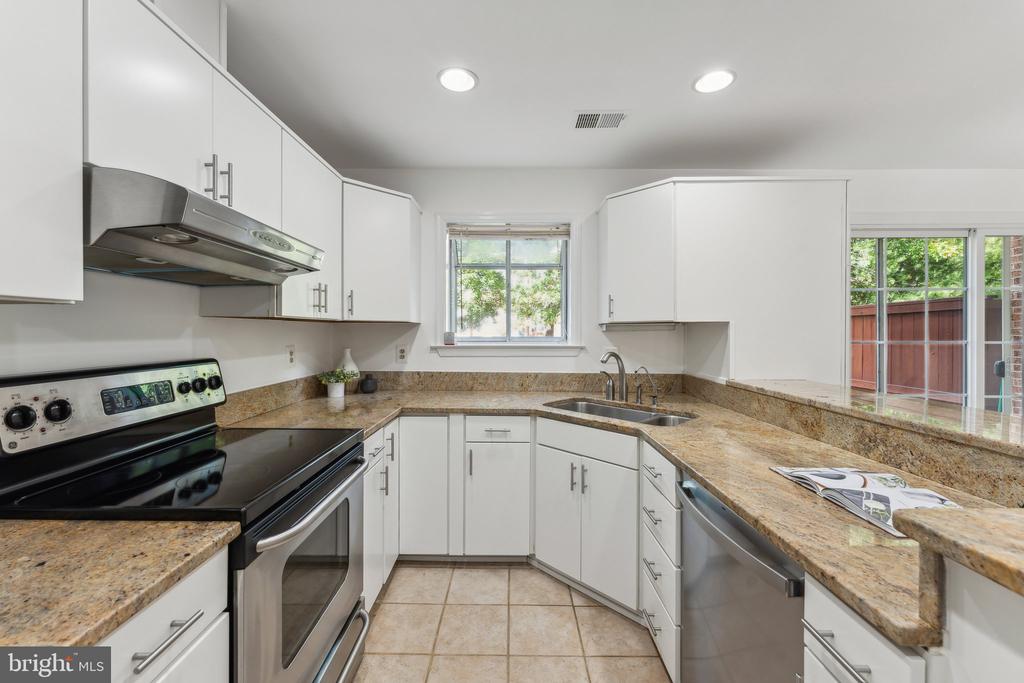 8038 MERRY OAKS COURT