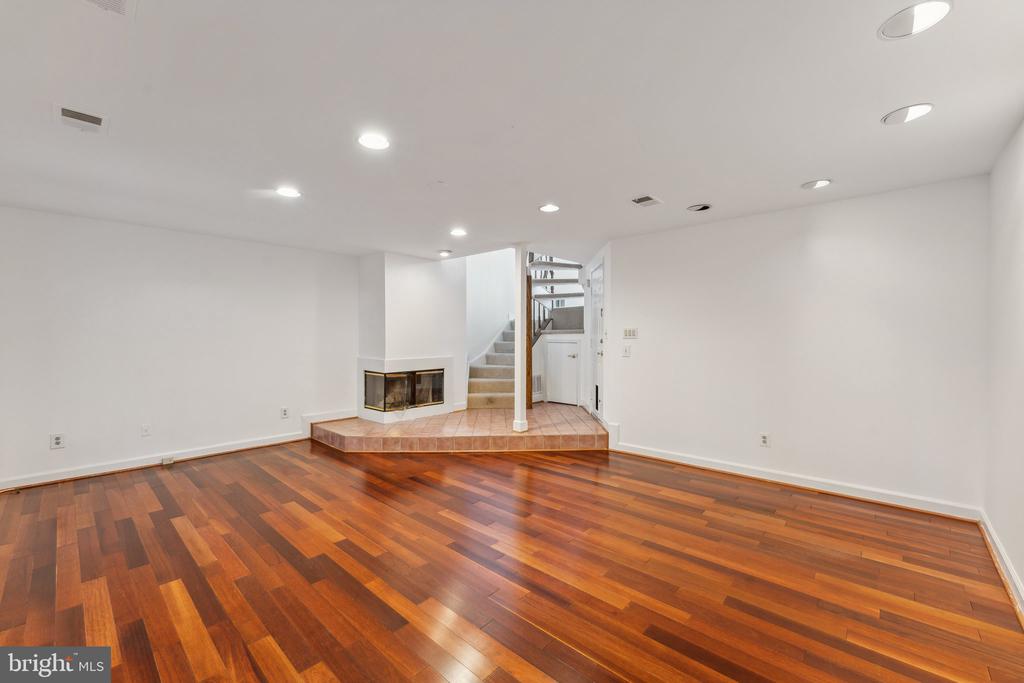 8038 MERRY OAKS COURT