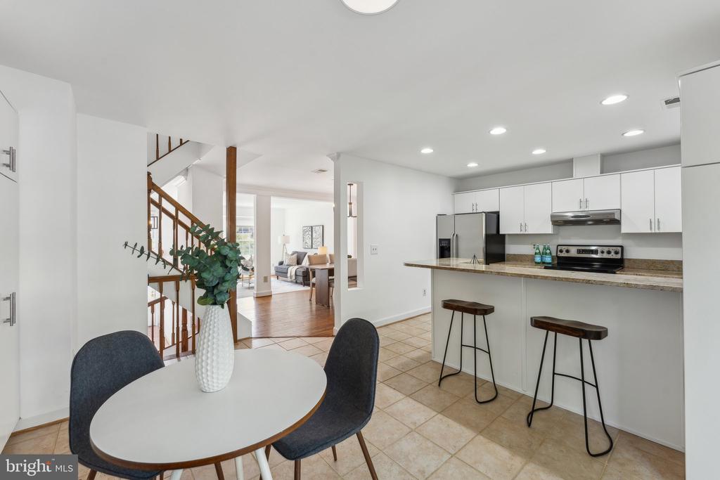 8038 MERRY OAKS COURT