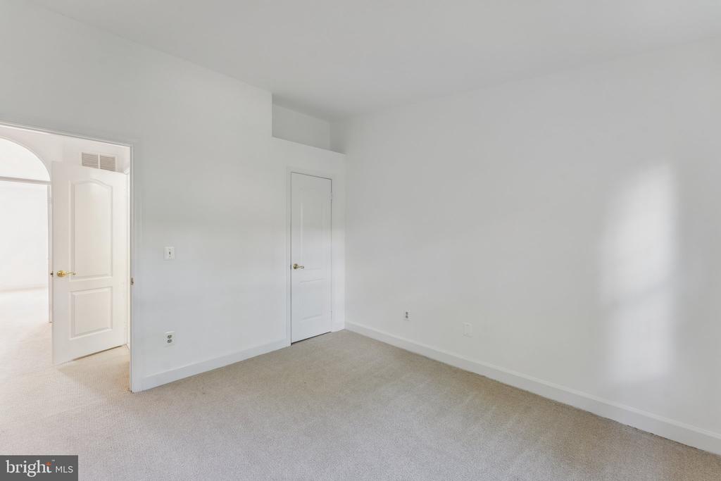 8038 MERRY OAKS COURT